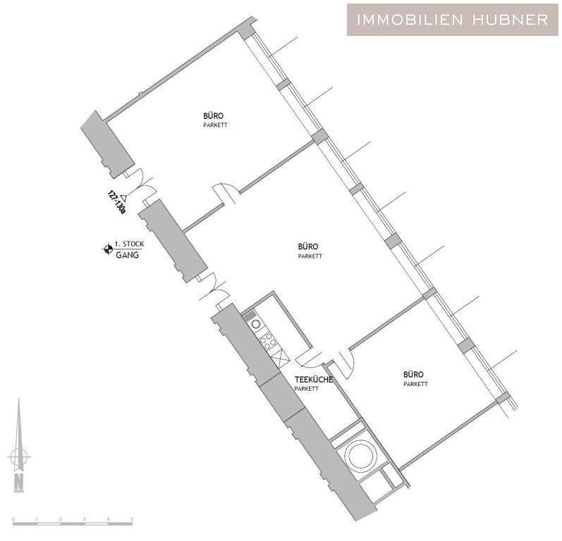 Grundrissplan mit drei Büroräumen, einer Teeküche und Parkettböden.