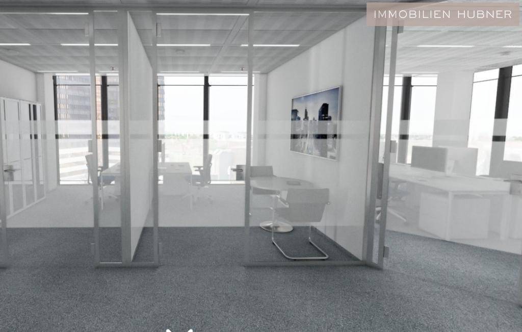 Offener Bürobereich mit Glasabtrennungen, modernen Arbeitsplätzen und viel Tageslicht.