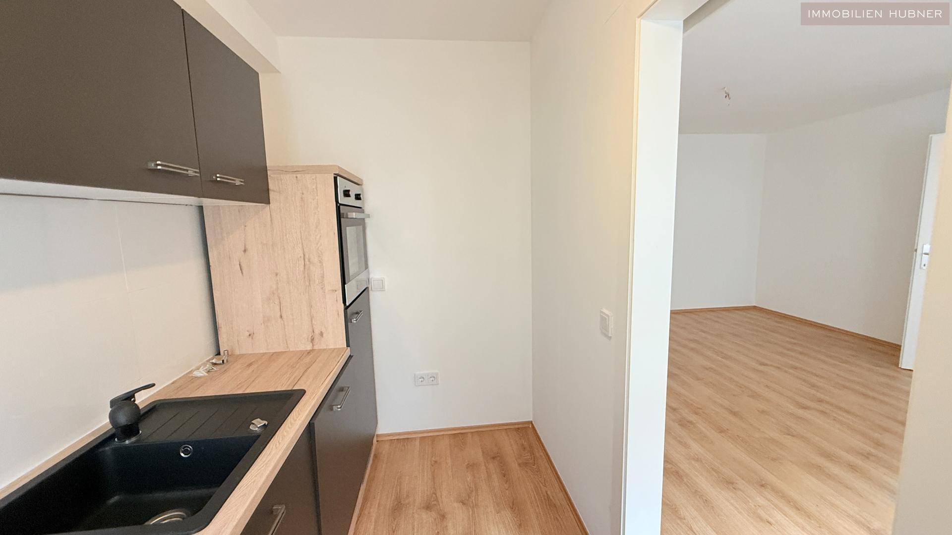 Küche mit Blick ins Wohnzimmer