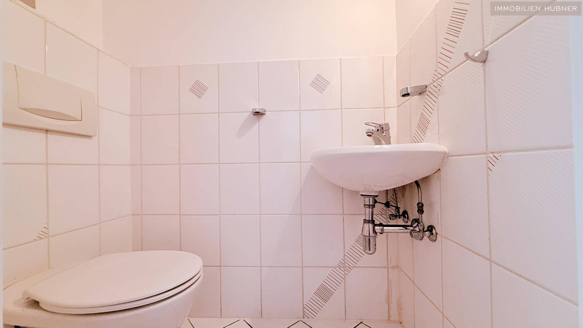 Separates WC mit Handwaschbecken