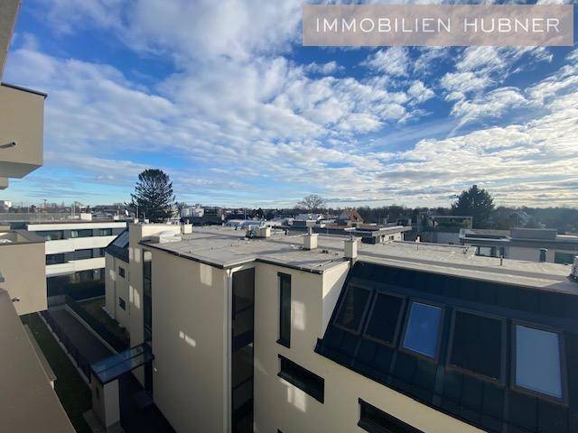 Panoramablick über die umliegenden Gebäude und die Stadtlandschaft an einem sonnigen Tag.