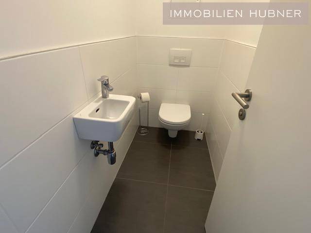 Kleines Gäste-WC mit Wand-WC und Handwaschbecken.