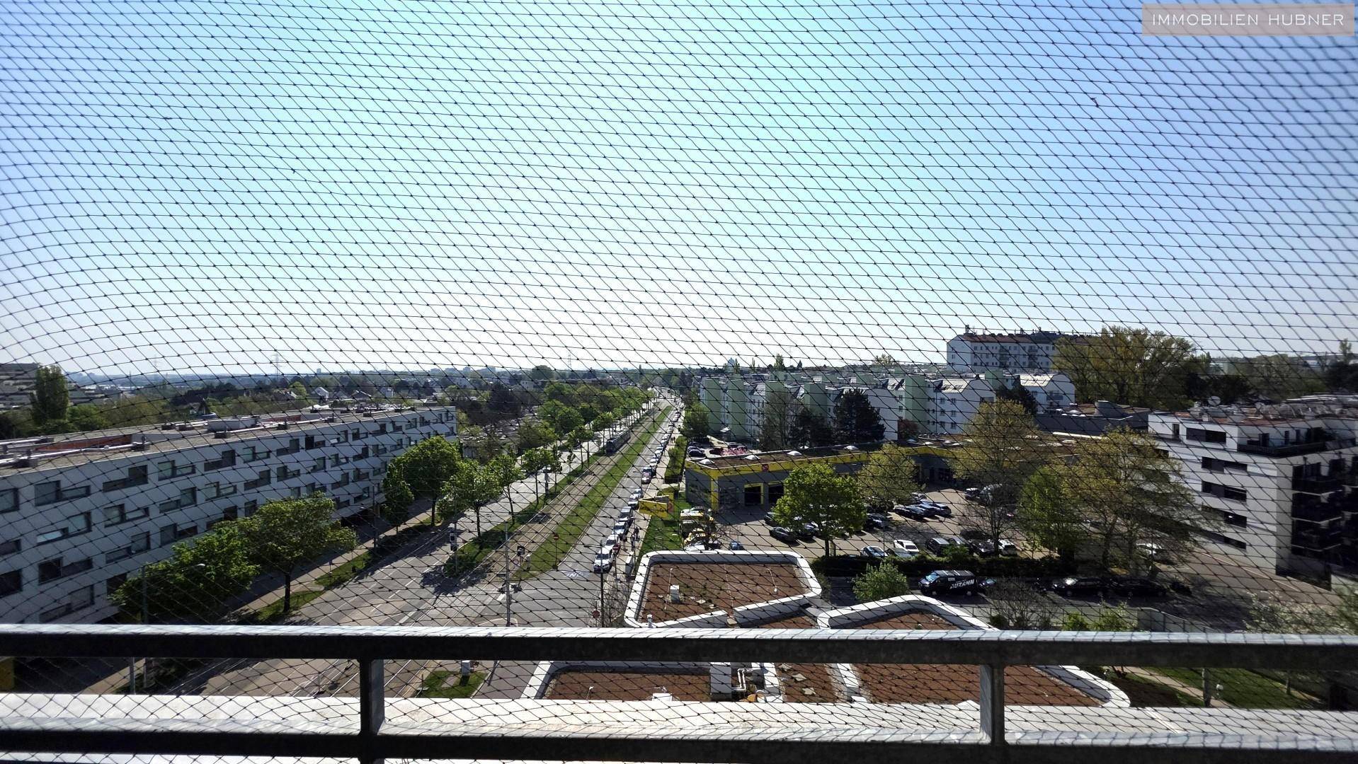 Weiter Blick über die Stadt und die umliegende Bebauung von einem oberen Stockwerk.