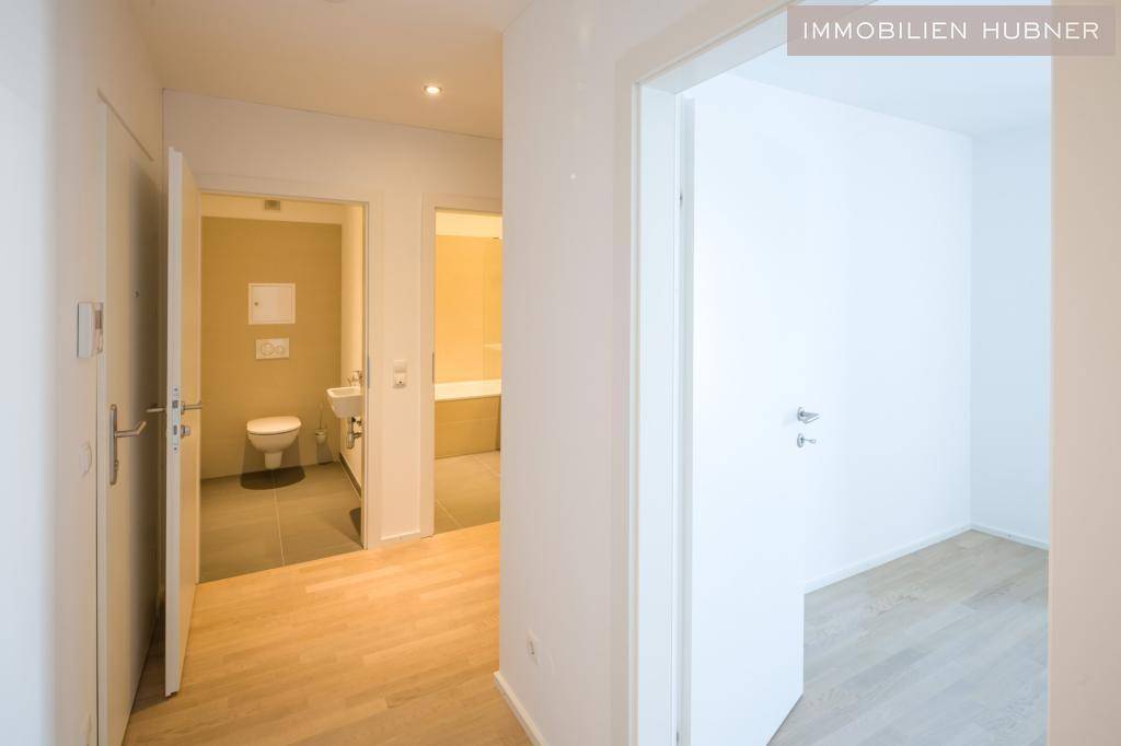 Blick zum Bad und WC