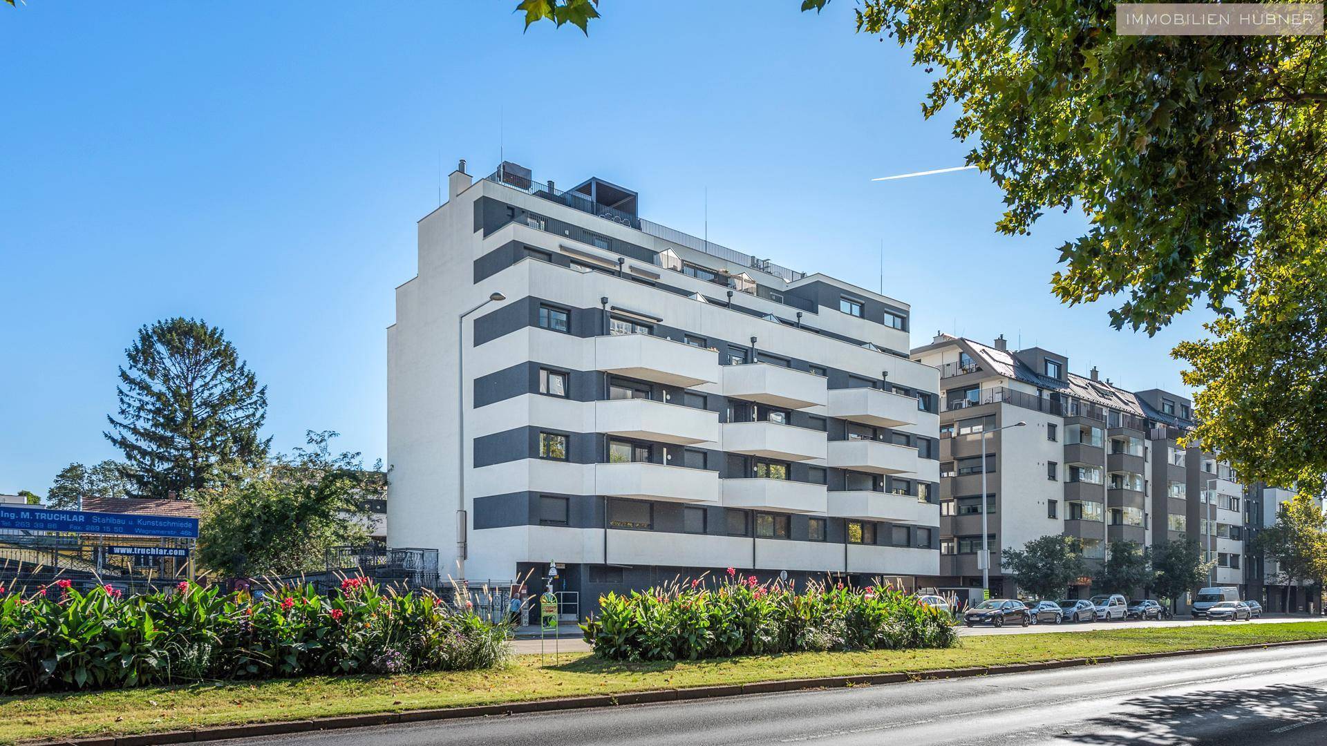 Moderne Wohnanlage mit Balkonen und ansprechender Fassadengestaltung.