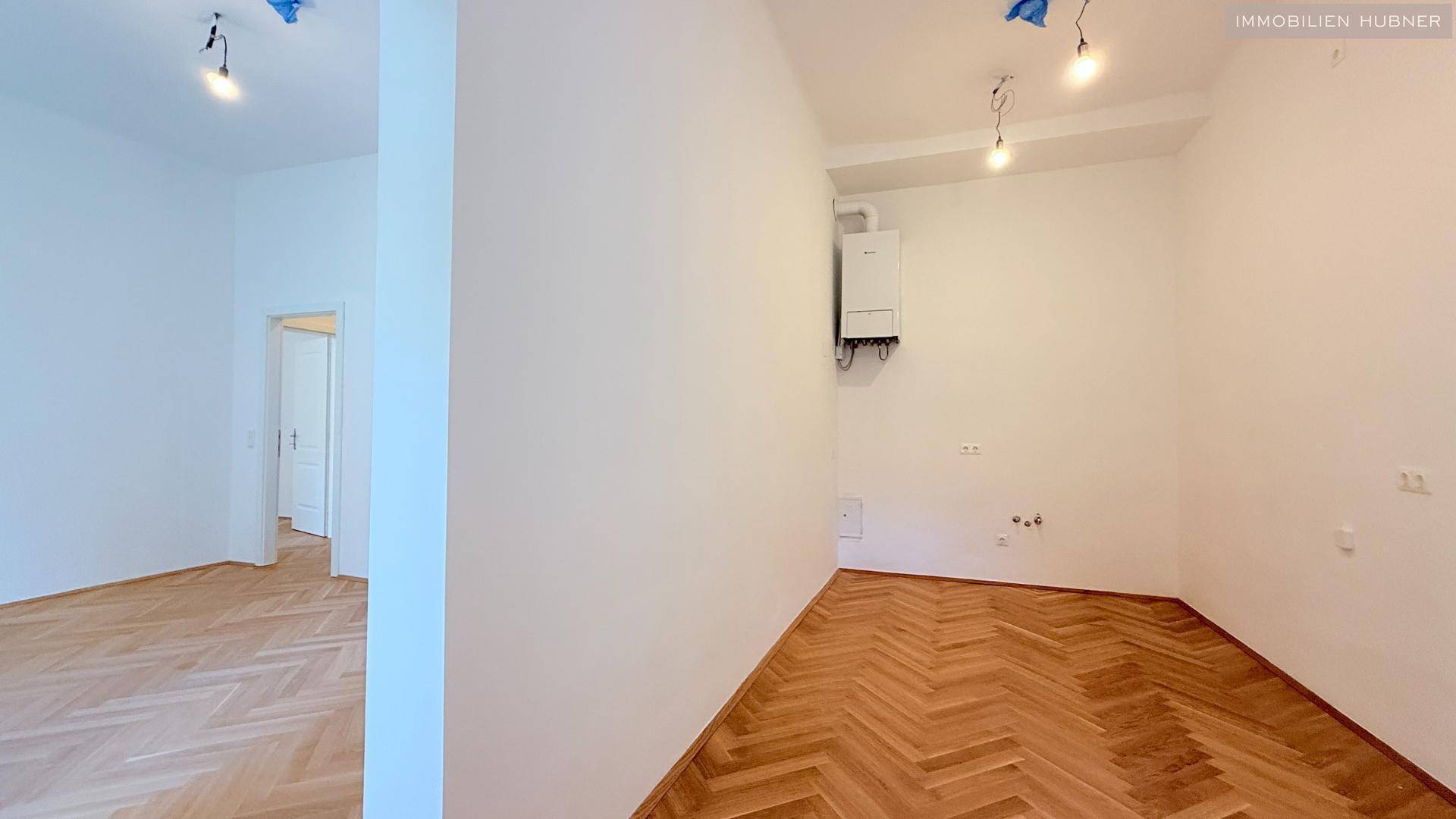 Küche und Blick zum Wohnzimmer