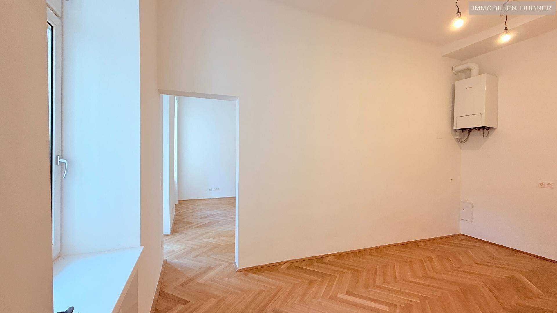 Funktionaler Raum mit Fischgrätparkett und Wandheizung, ideal als Hauswirtschaftsraum.