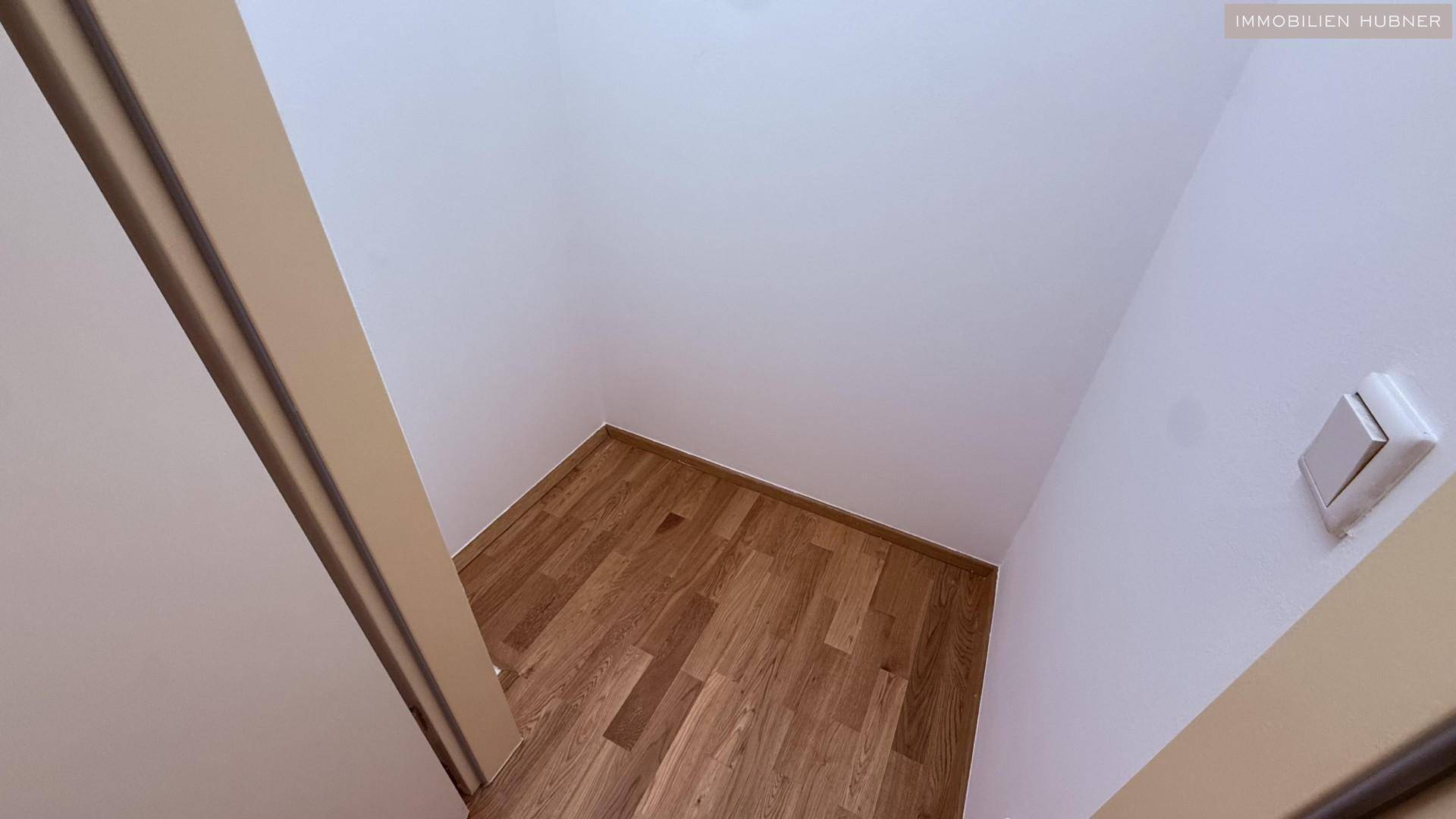 Kleiner Raum mit Parkettboden, ideal als Abstellraum oder begehbarer Kleiderschrank.