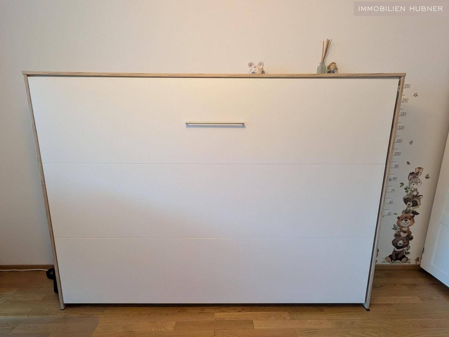 Eingeklapptes Wandbett, das den Raum tagsüber als Büro oder Spielbereich nutzbar macht.