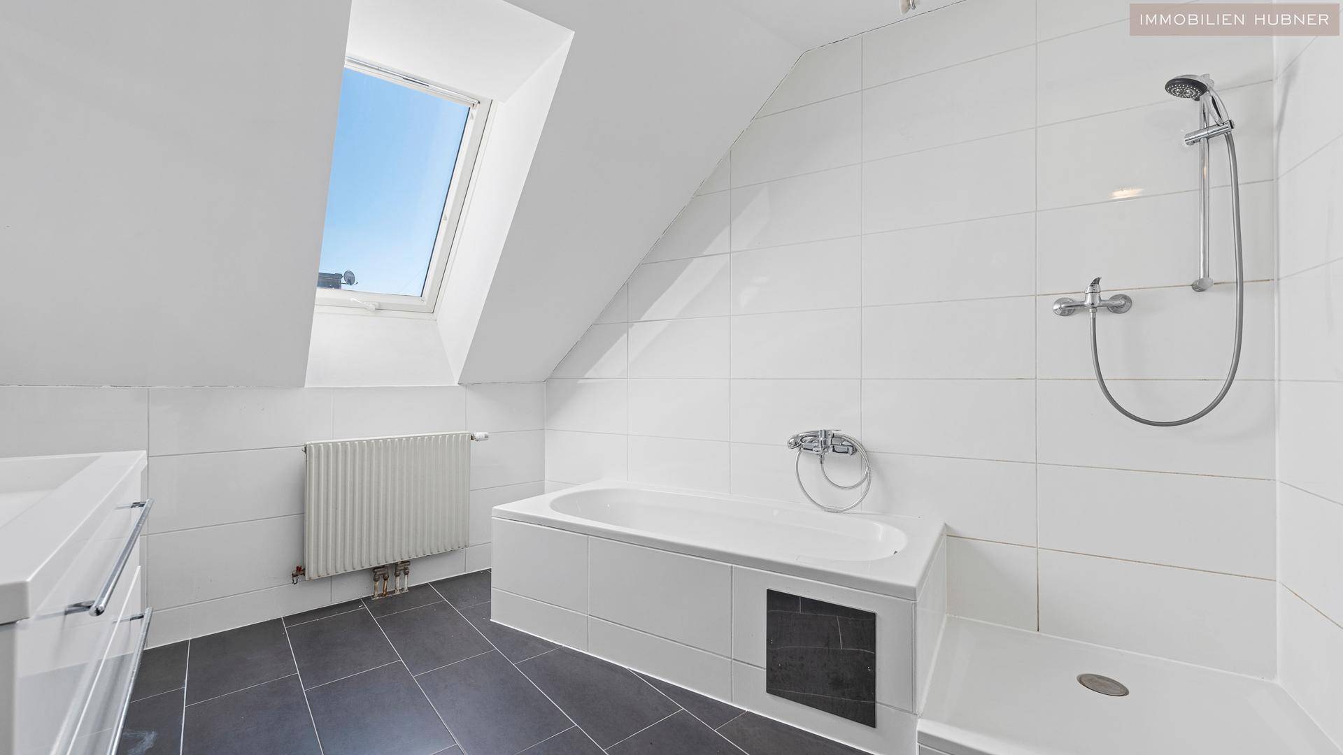 Bad mit Wanne und Dusche