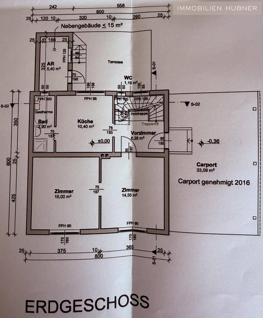 Grundriss des Erdgeschosses mit Küche, Bad, WC, zwei Zimmern und Carport.