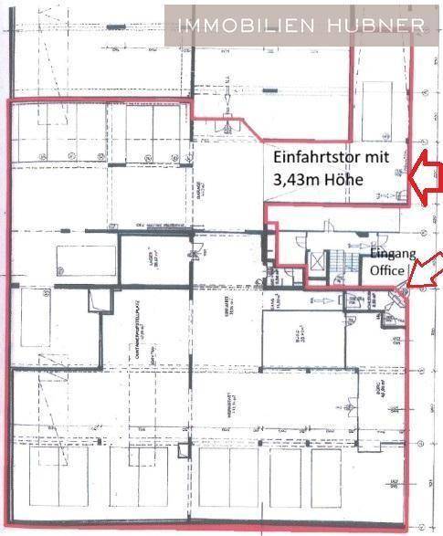 Grundrissplan eines Gebäudes mit eingezeichneten Bereichen und einem Einfahrtstor.