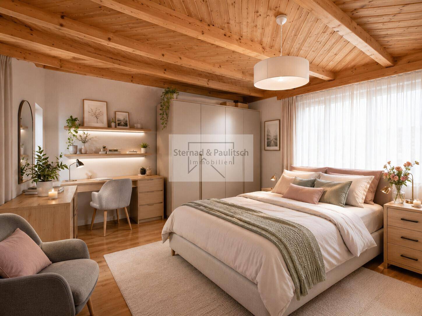 Modernisiertes Schlafzimmer mit hellem Interieur, Holzbalkendecke und viel natürlichem Licht.