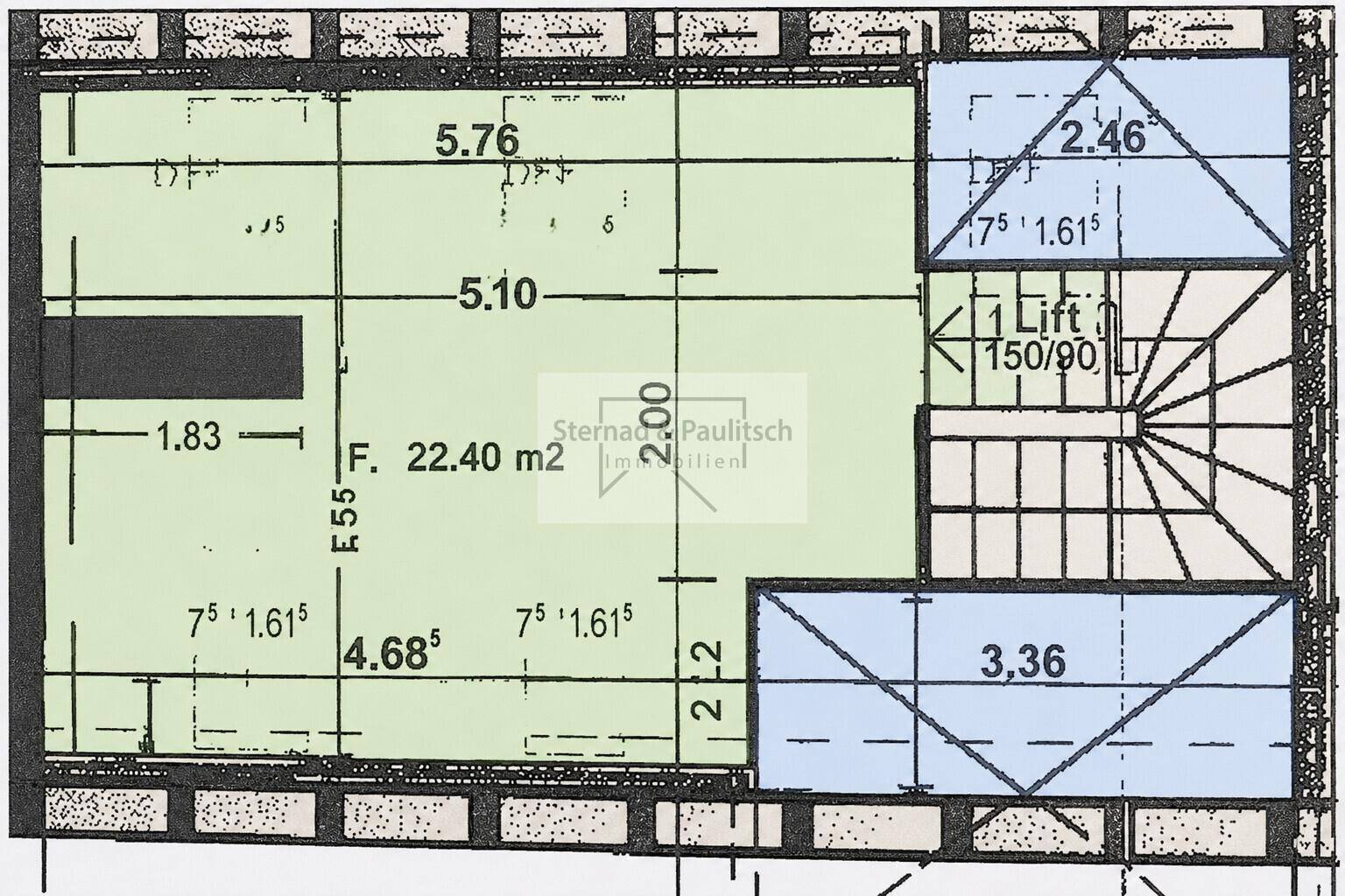 Grundriss des Dachgeschosses mit Aufzugzugang und Bereichen unter Dachschrägen.