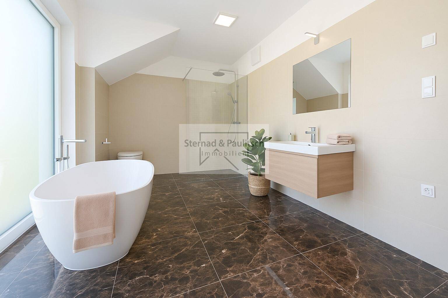 Modernes Badezimmer mit freistehender Badewanne, begehbarer Dusche und dunklen Fliesen.