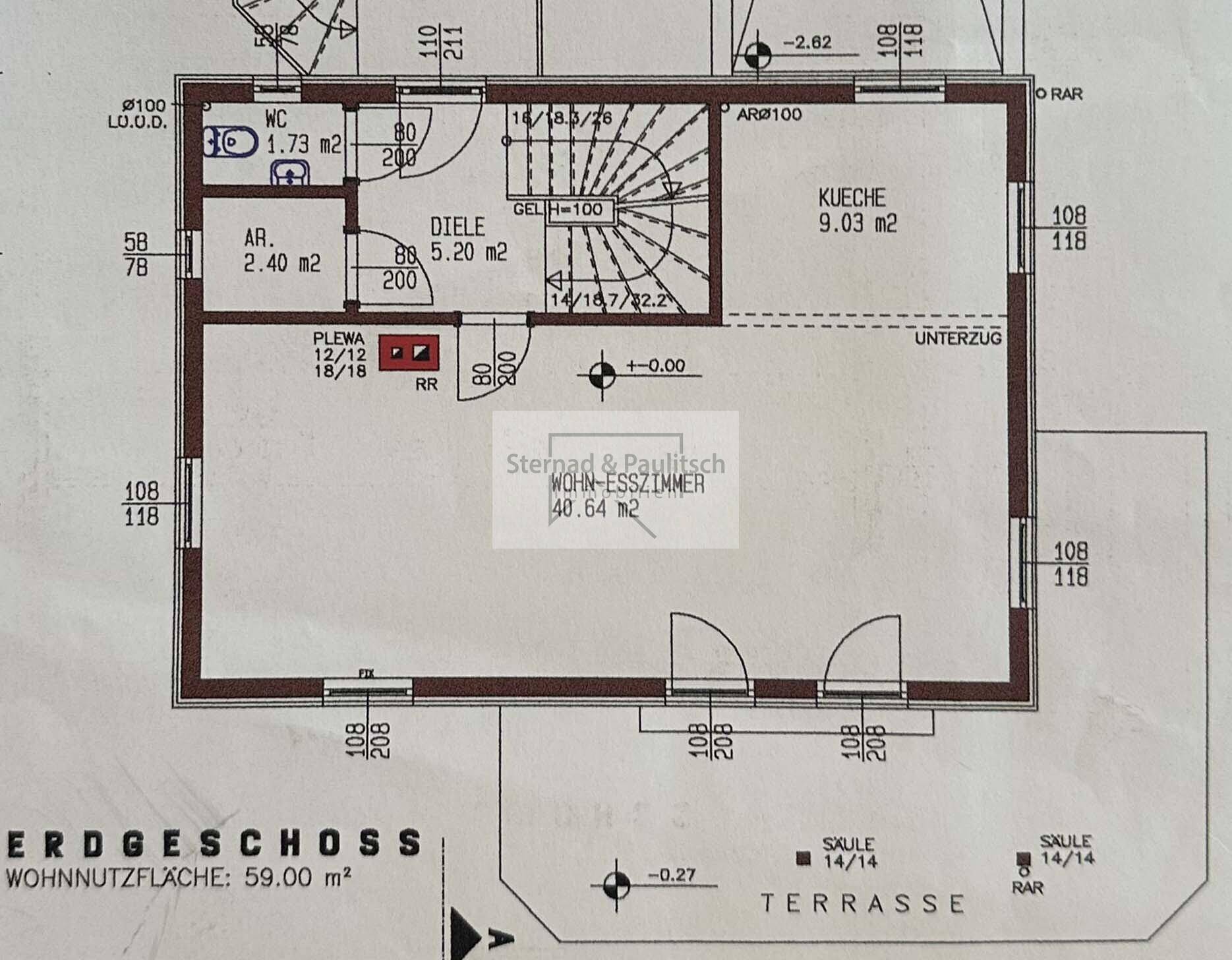 Grundriss des Erdgeschosses mit Küche, Wohn-Esszimmer, WC und Terrasse.