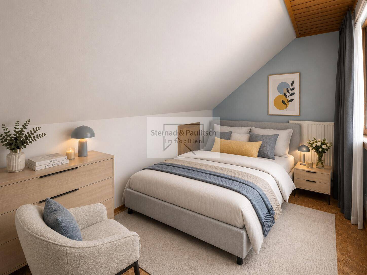 Modernisiertes Dachgeschoss-Schlafzimmer mit hellem Bett, schräger Decke und stilvoller Dekoration.