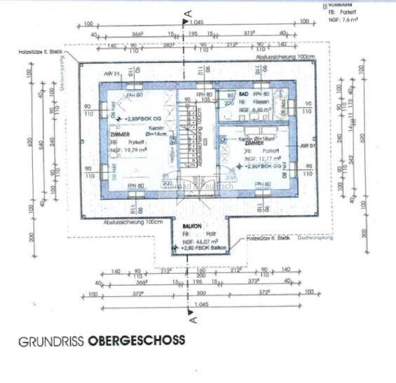 Grundriss des Obergeschosses mit Schlafzimmern, Bad und Balkon.