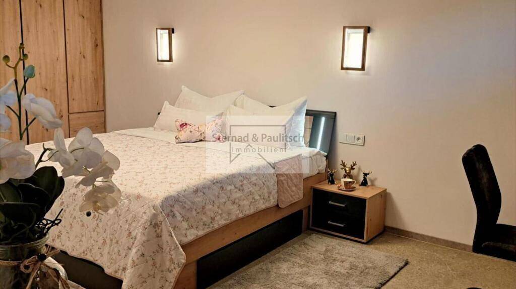 Gemütliches Schlafzimmer mit Doppelbett, Nachttischen und indirekter Beleuchtung.