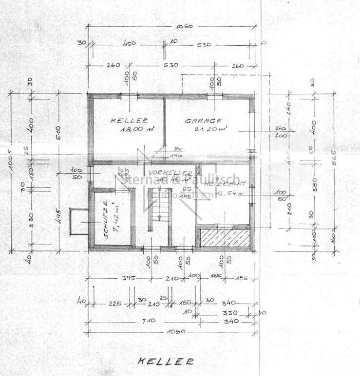 Handgezeichneter Grundriss des Kellergeschosses mit Kellerraum und Garage.