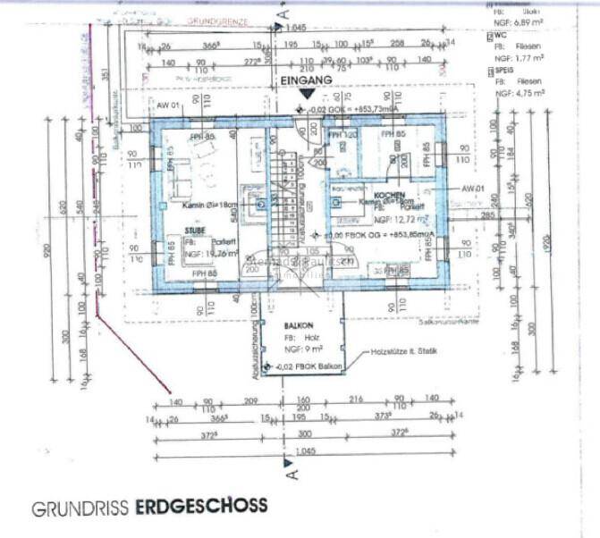 Grundriss des Erdgeschosses mit Küche, Wohnzimmer, WC und einem Balkon.