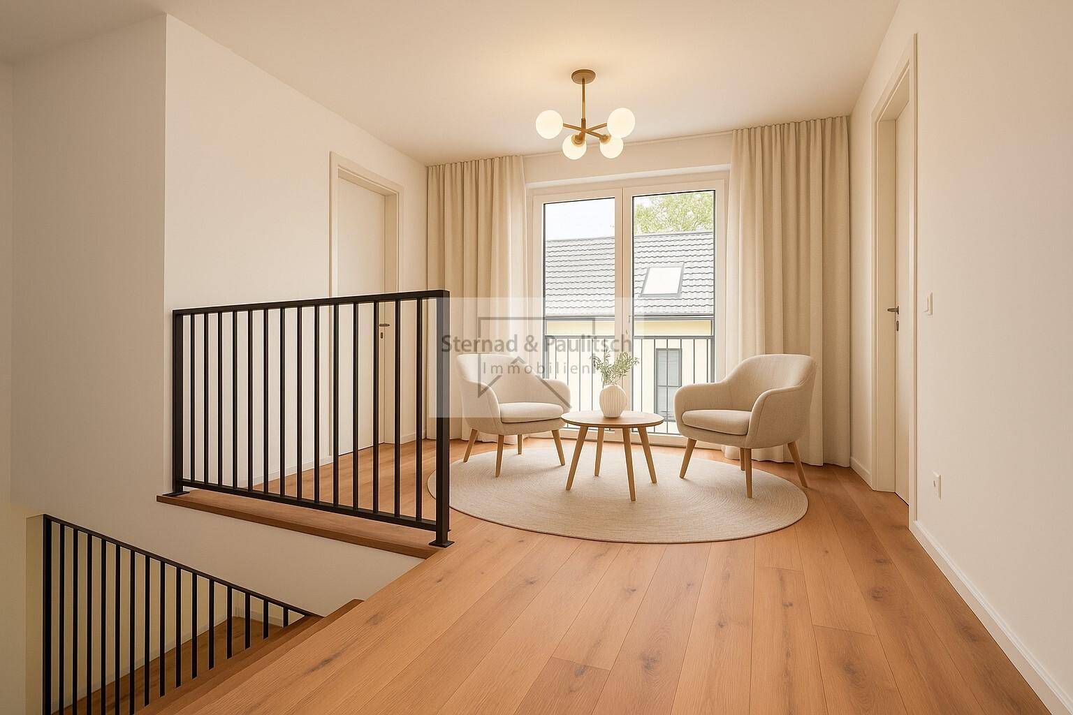 Gemütlicher Treppenabsatz mit Sitzgelegenheiten, Holzboden und Blick nach draußen.