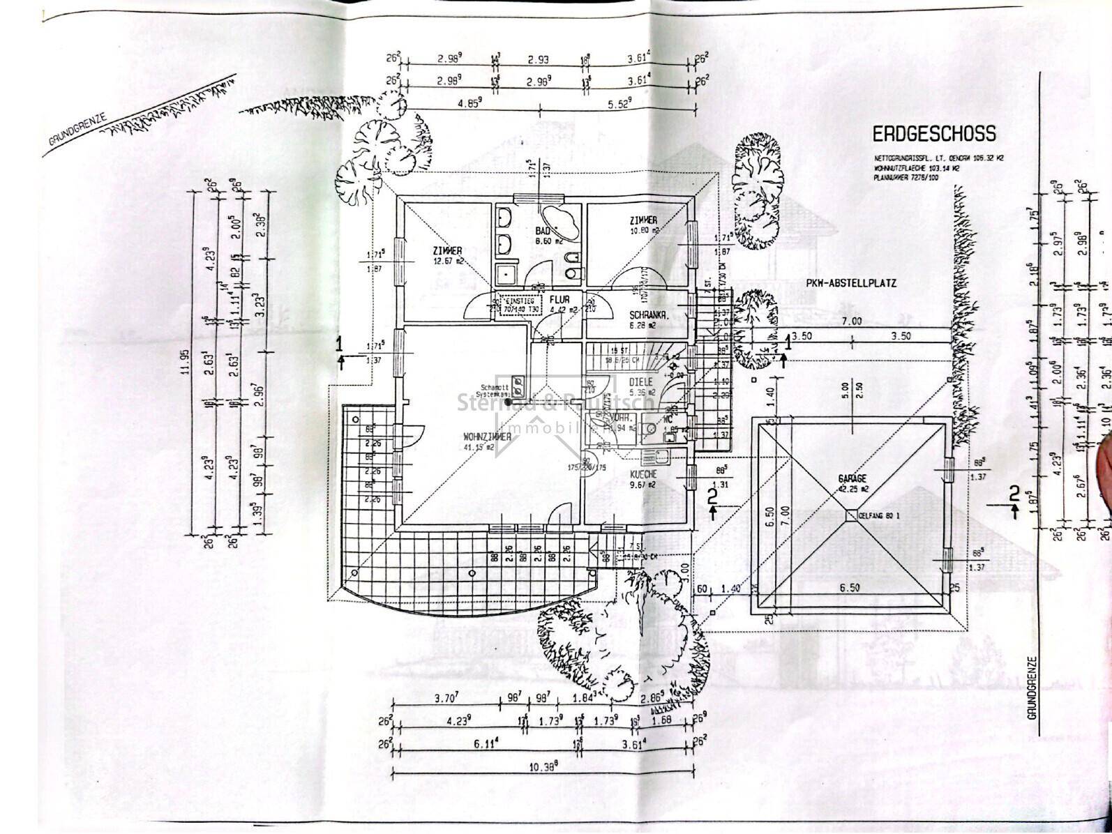Grundriss des Erdgeschosses mit Zimmern, Bad, Küche und angrenzender Garage.
