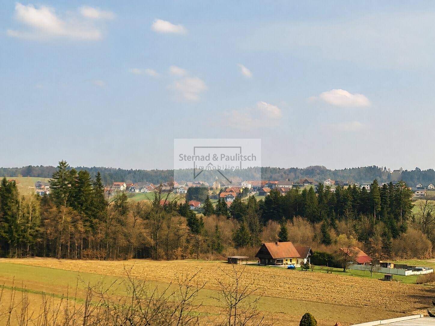 Weitläufiger Panoramablick über die ländliche Umgebung und ein nahegelegenes Dorf.