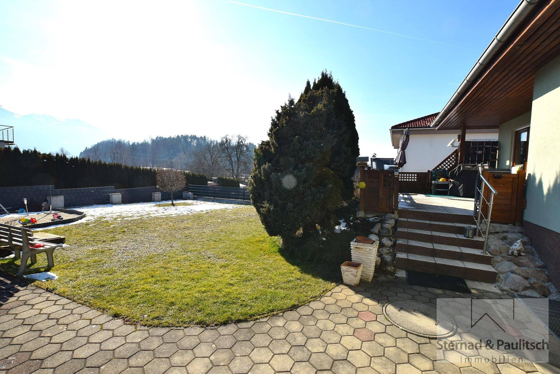 Außenanlage mit Terrasse