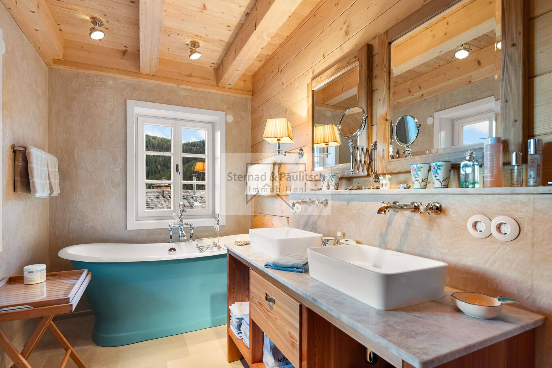 Modernes Badezimmer mit freistehender Wanne, Doppelwaschbecken und Holzelementen.