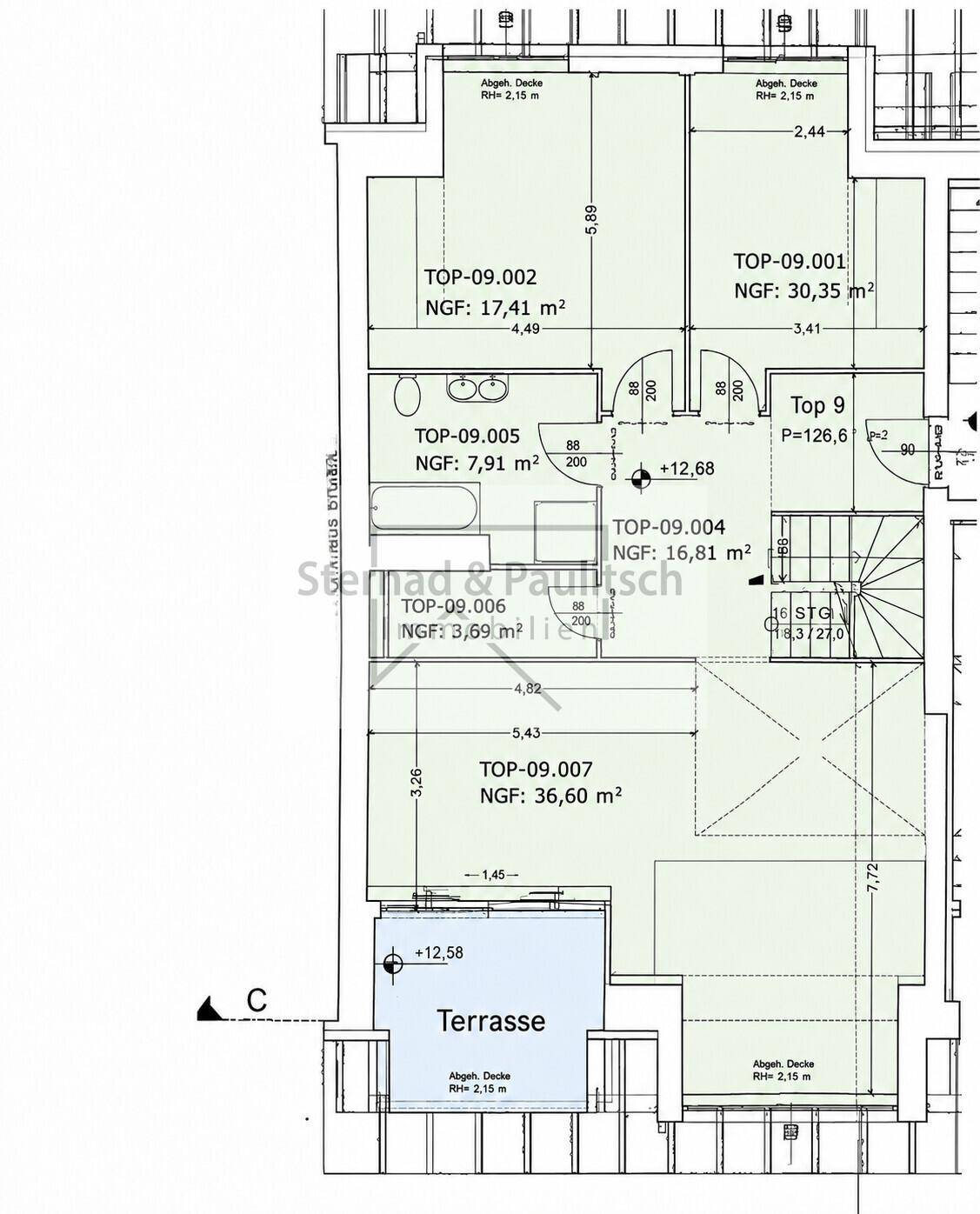 Detaillierter Grundriss einer Wohnung mit großer Terrasse und mehreren Zimmern.