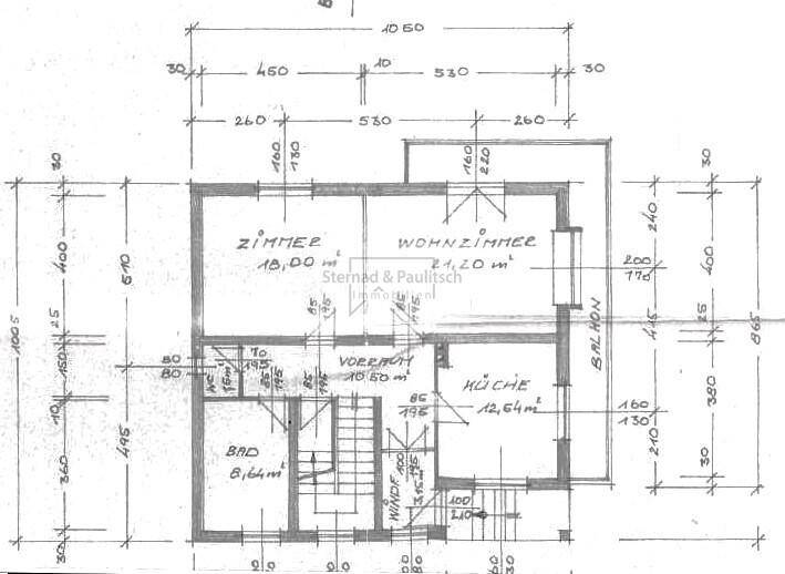 Handgezeichneter Grundriss des Erdgeschosses mit Wohnzimmer, Küche und Bad.