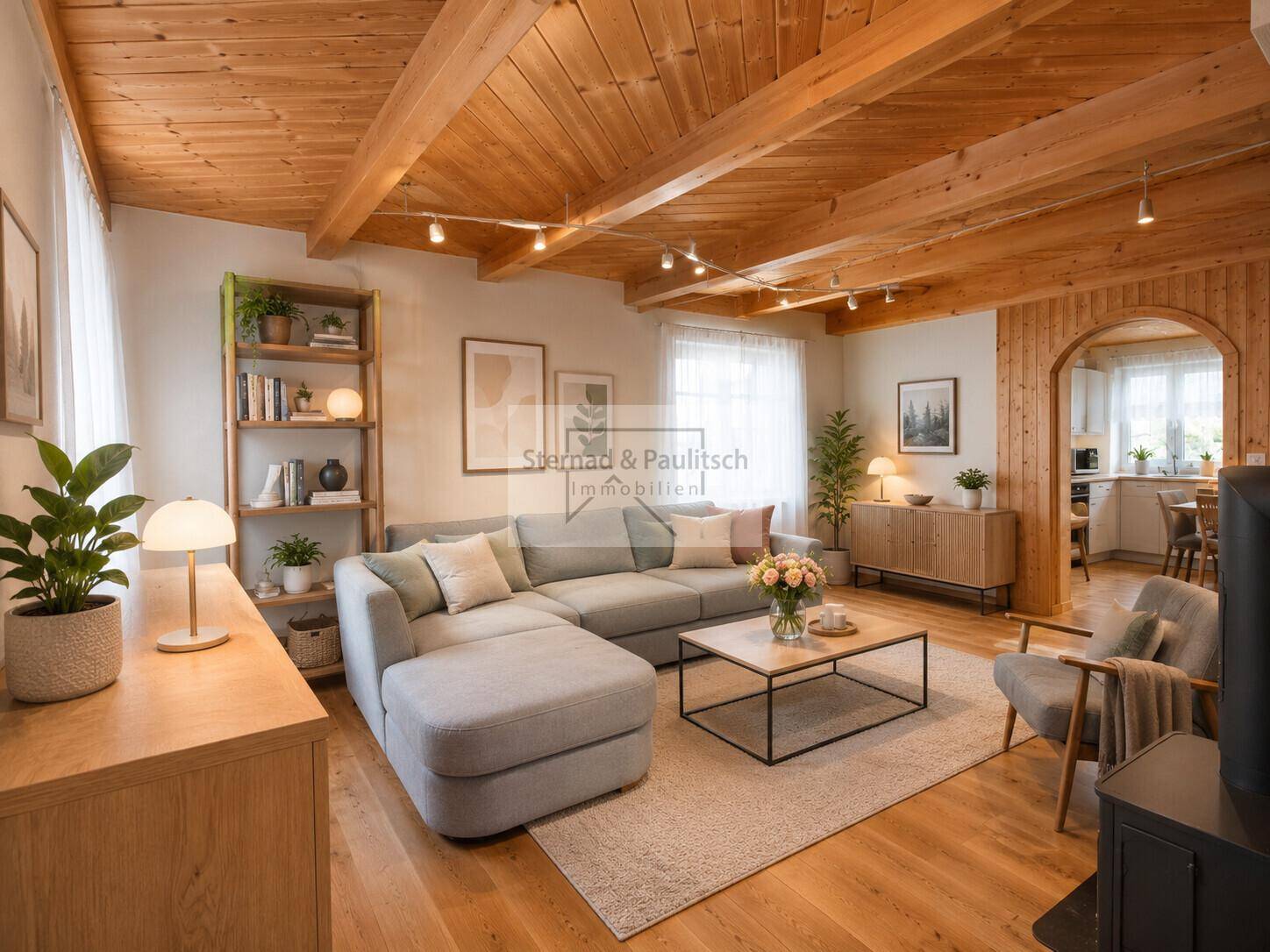 Modernisiertes Wohnzimmer mit hellem Sofa, Holzbalkendecke und stilvoller Einrichtung.