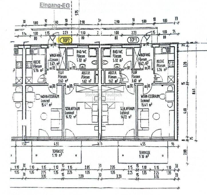 Grundrissplan zeigt zwei identische Wohneinheiten mit Terrasse und Garten.