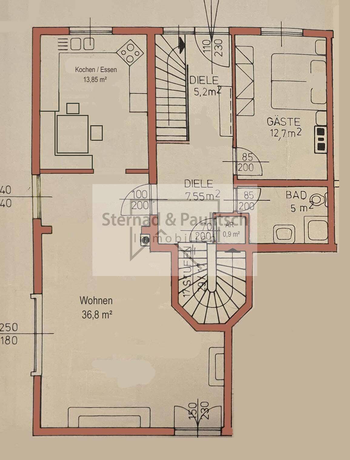Grundriss des Erdgeschosses mit Wohnzimmer, offener Küche, Gästezimmer und Bad.