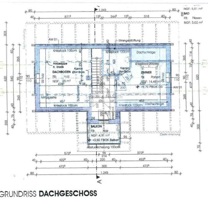 Grundriss des Dachgeschosses mit Zimmern, Bad, Balkon und angedeuteten Dachschrägen.