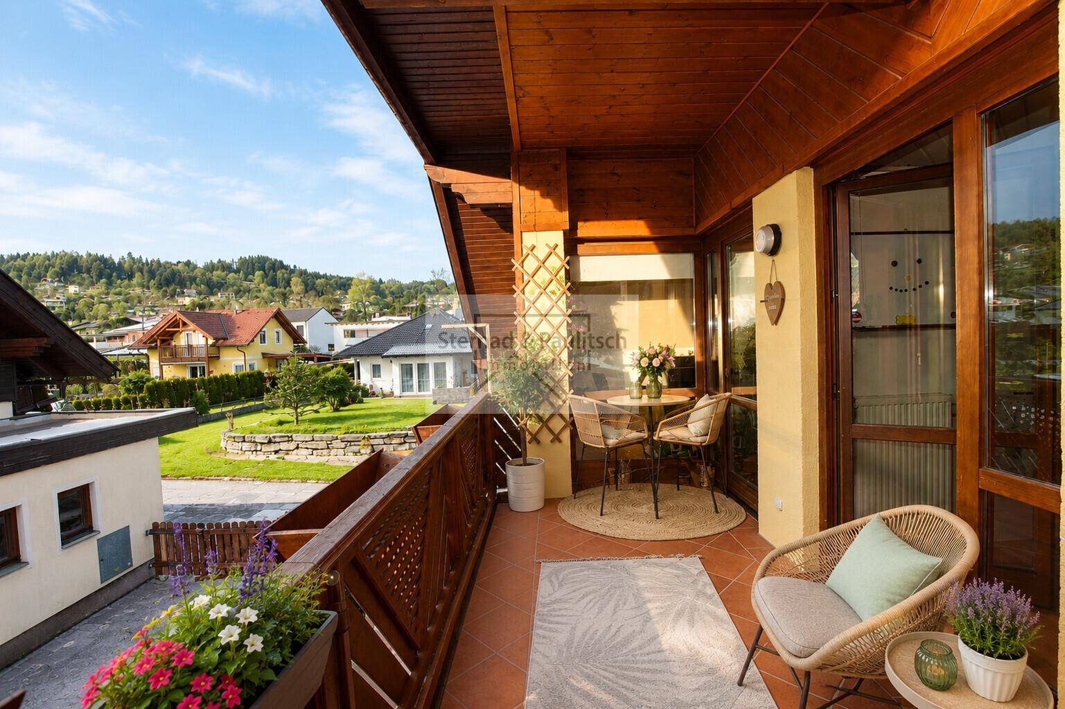 Gemütlicher Balkon mit Holzboden und Sitzgelegenheiten, ideal für entspannte Stunden im Freien.