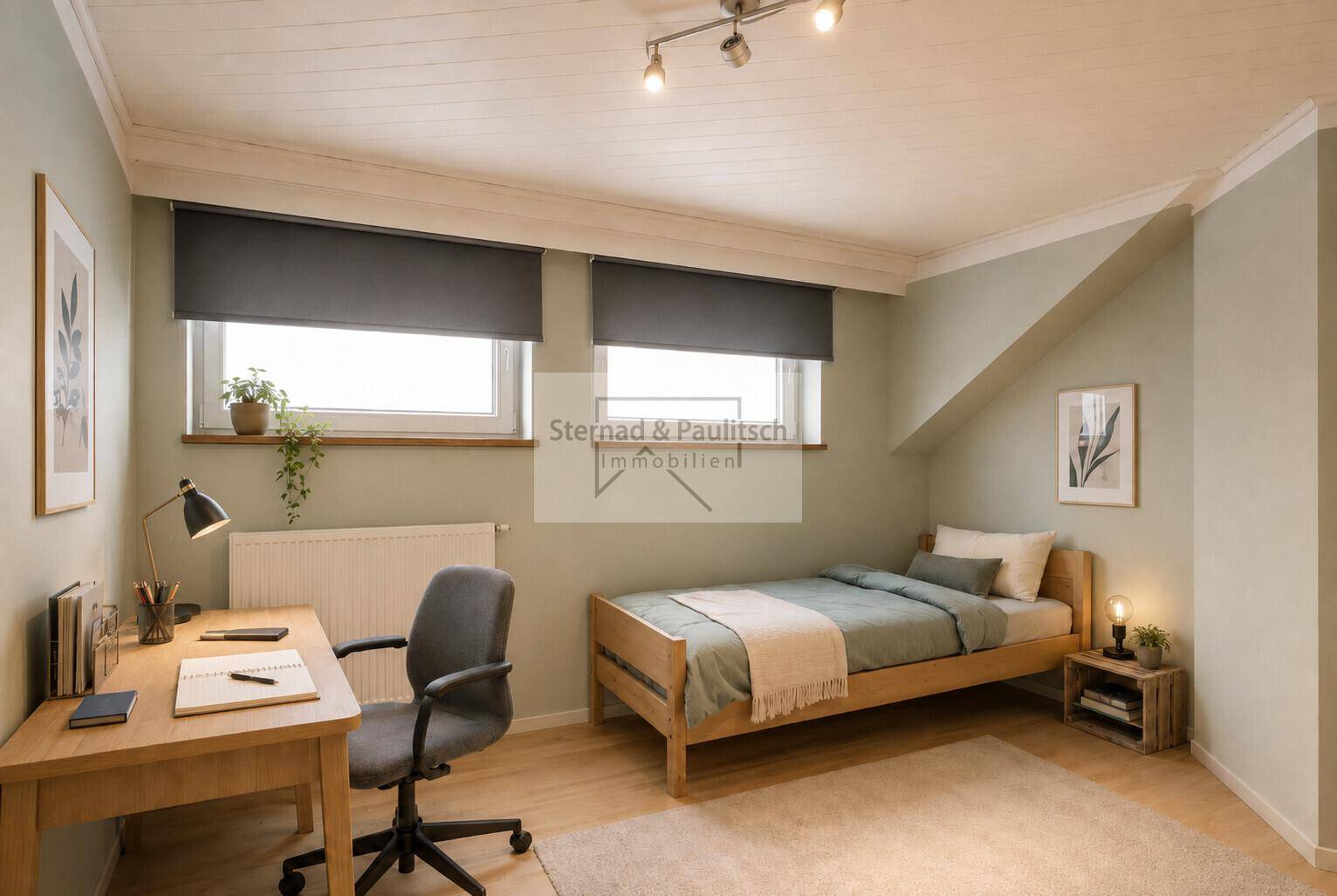 Modernisiertes Dachgeschosszimmer mit Schreibtisch, Einzelbett und hellgrünen Wänden.