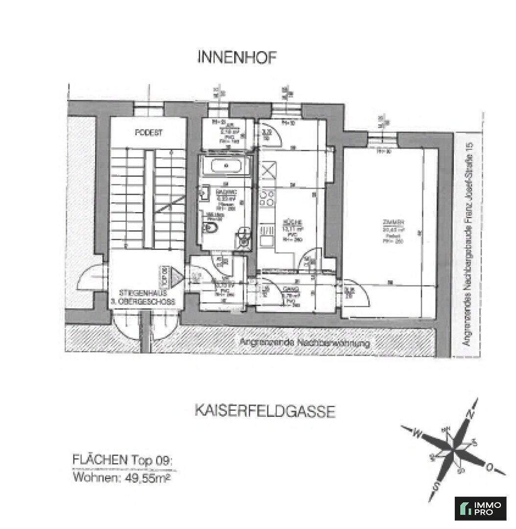 Grundrissplan einer Wohnung mit Treppenhaus, Zimmeraufteilung und Balkon.