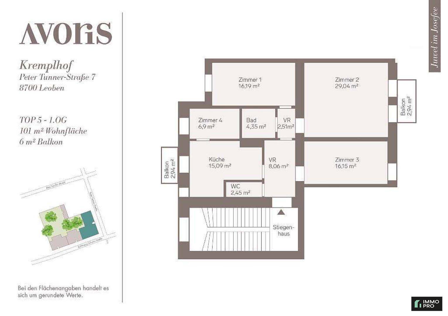 Detaillierter Grundriss einer Wohnung mit zwei Balkonen und mehreren Zimmern.