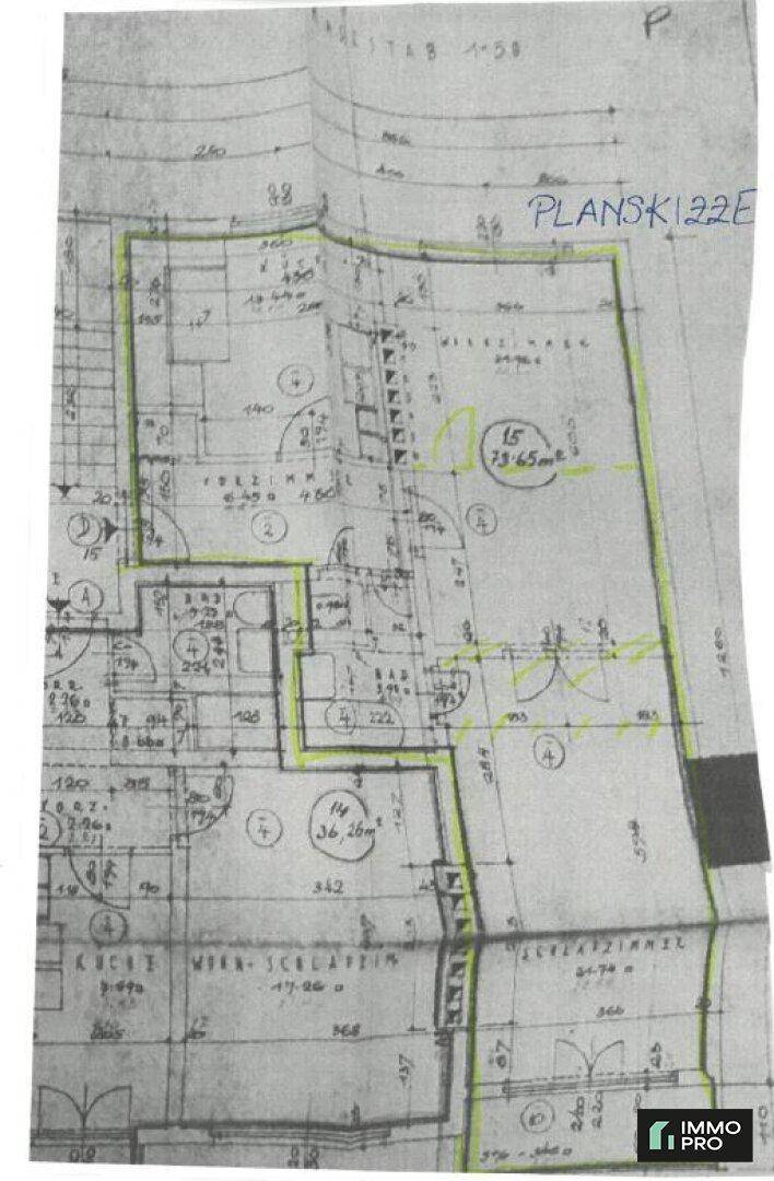 Handgezeichneter Grundriss der Wohnung mit markierten Bereichen und Maßen.