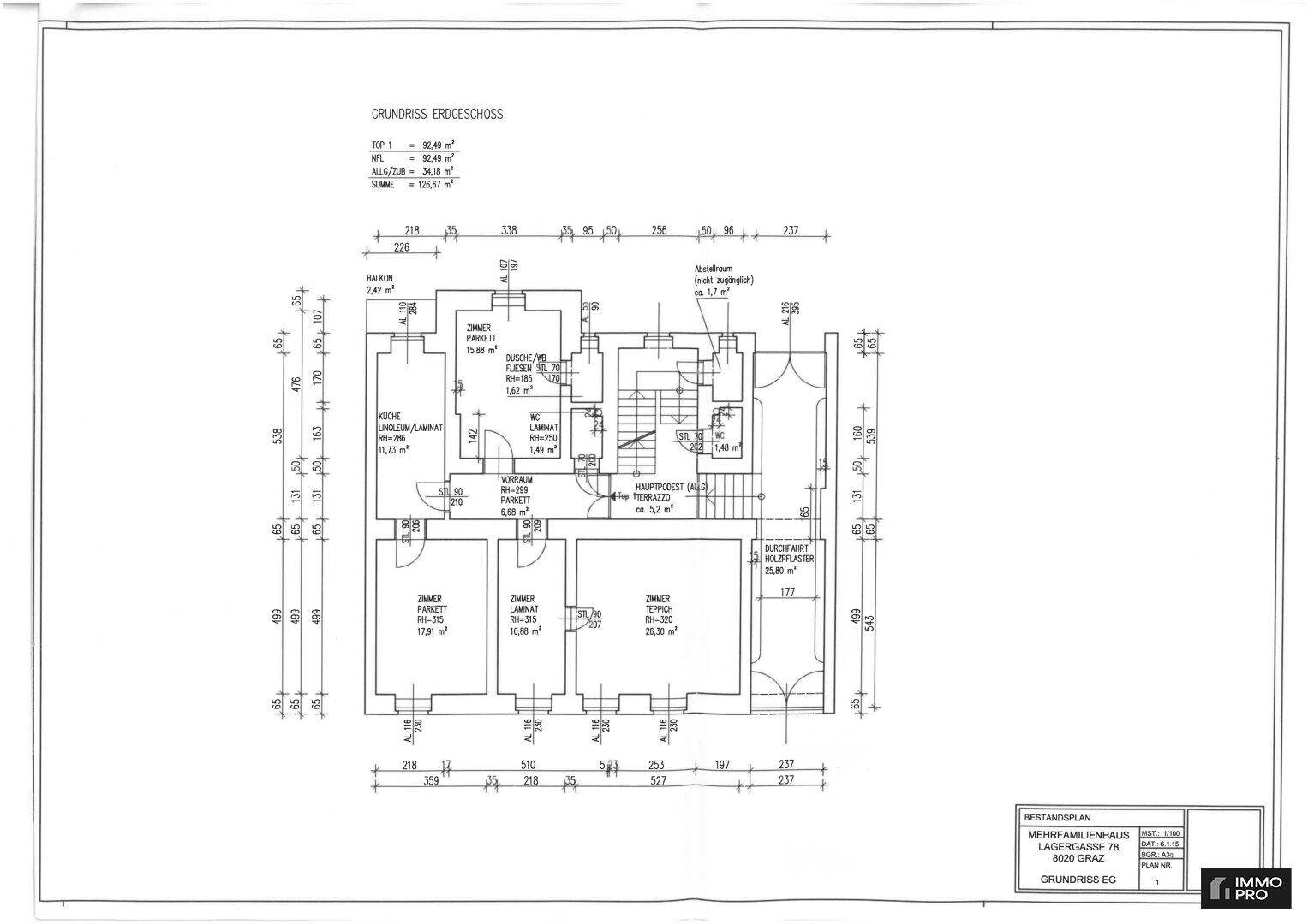 Detaillierter Grundriss des Erdgeschosses eines Neubaus, zeigt Raumaufteilung, Balkon und verschiedene Bodenbeläge.