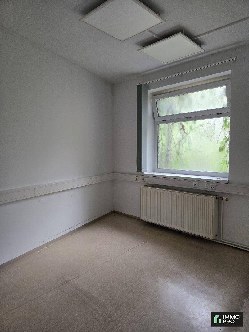 Kleiner, heller Büroraum mit Fenster und Heizkörper, ideal für Einzelarbeitsplätze.
