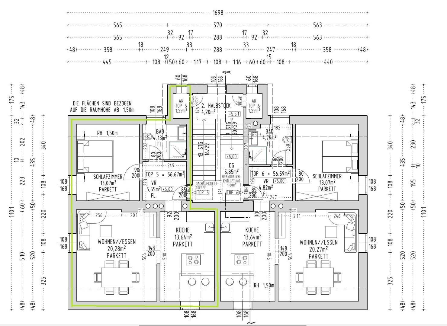 Detaillierter Grundriss mit Wohnungen, Schlafzimmern, Bädern und Balkonen.