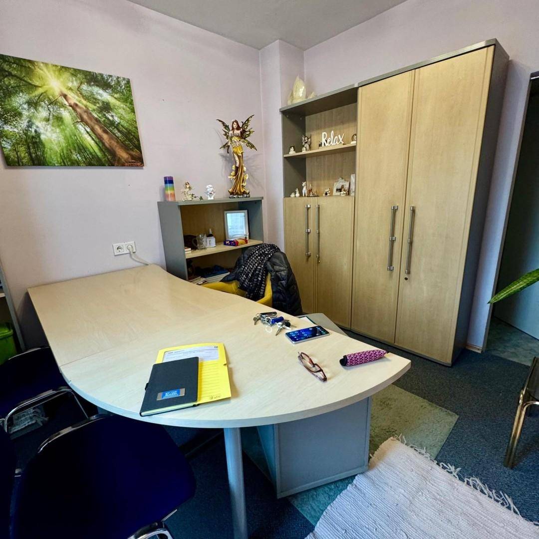 Funktionales Büro mit Schreibtisch, Regalen und einem Kleiderschrank, ideal für Home-Office-Tätigkeiten.