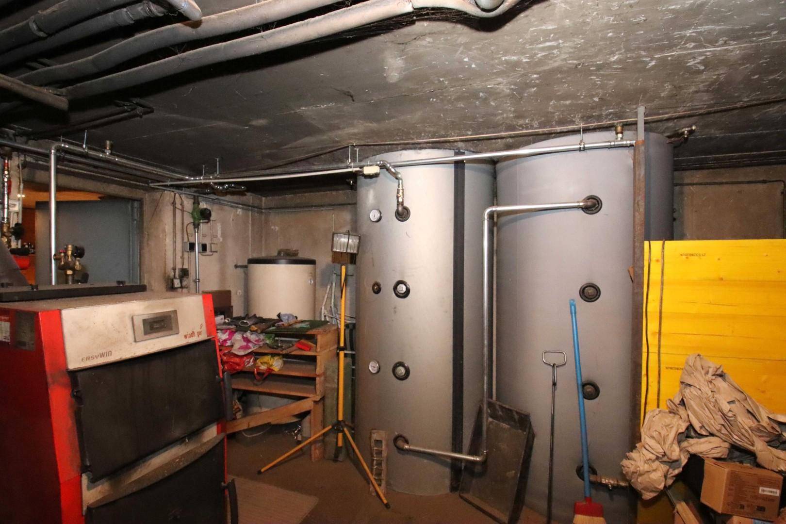 Technischer Kellerraum mit großen Warmwasserspeichern und Heizkessel.
