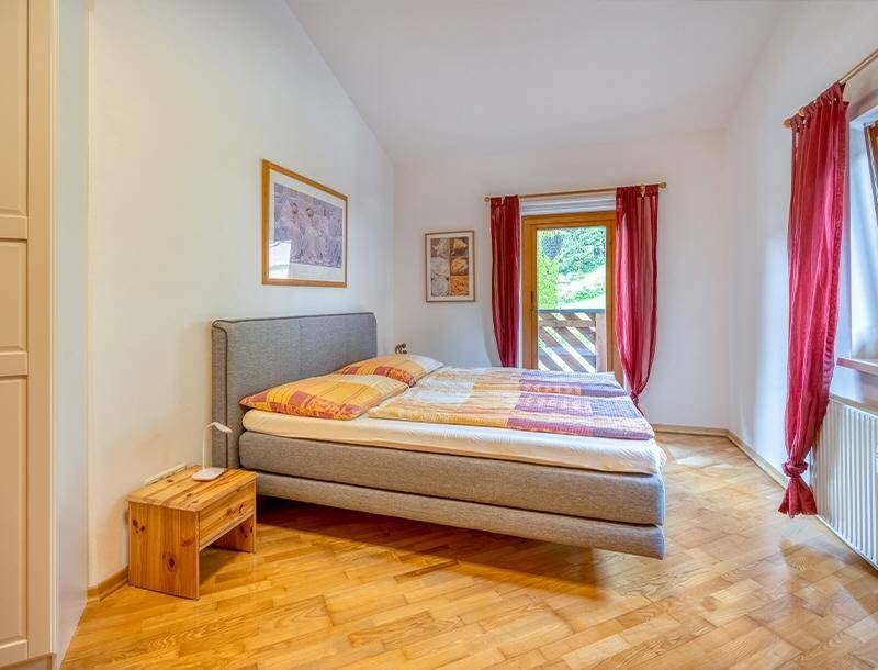 HP6-4-Zimmer-Wohnung-Hof-Schlafzimmer