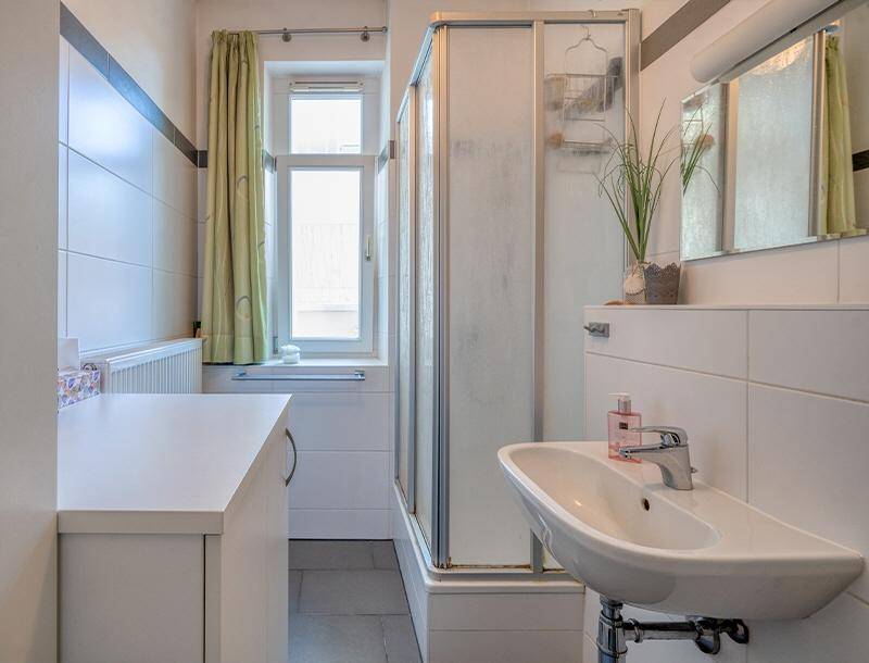 HP5-2-Zimmer-Wohnung-Lehen-Badezimmer