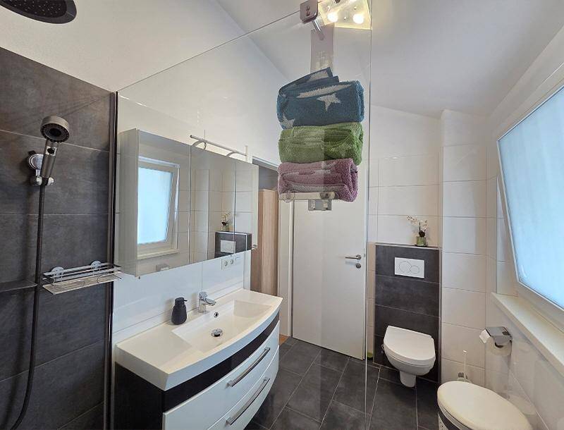 HP5-Reihenhaus-Straßwalchen-Badezimmer