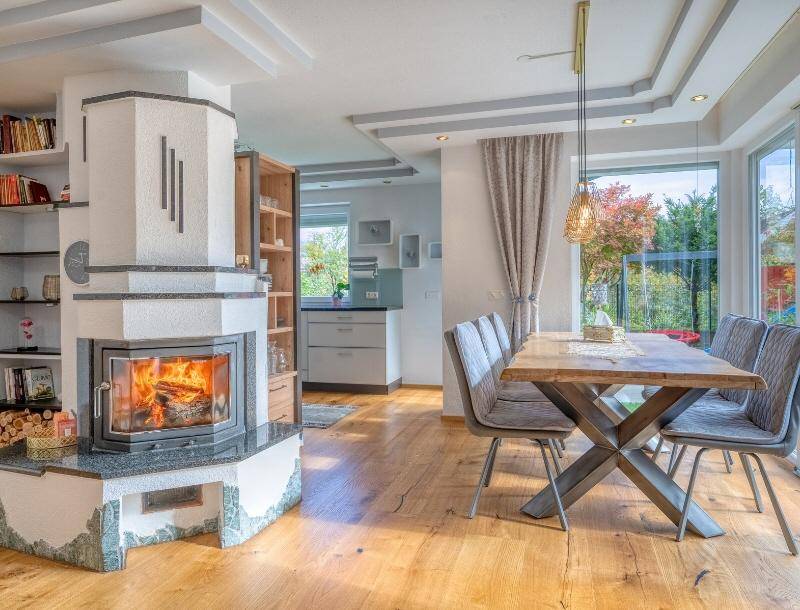 HP2-Einfamilienhaus-Hallein-Kamin-Essbreich